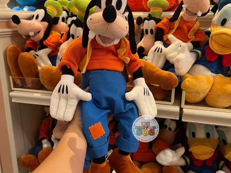 DLR WDW - Mickey & Friends Plush Toy - Goofy (Size M) Online now